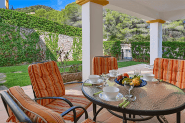 Zona exterior con mesa para disfrutar de reuniones familiares y amigos