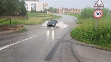 Zona inundable que ha sido cerrada la tráfico