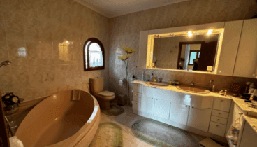 Acogedor y amplio aseo donde relajarte