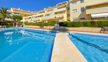Ambiente relajante en la piscina