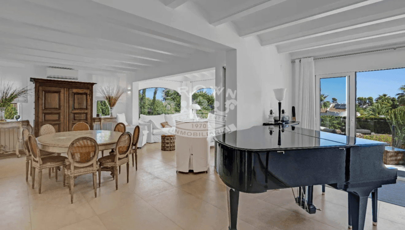 Amplio salón-comedor con vistas al mar
