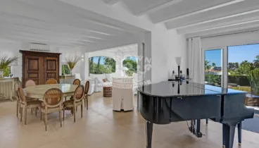 Amplio salón-comedor con vistas al mar