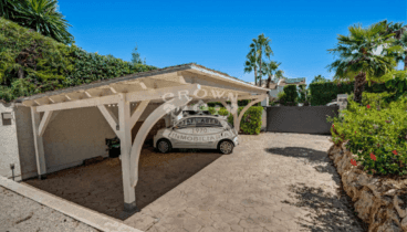 Aparcamiento para dos vehículos bajo la pérgola