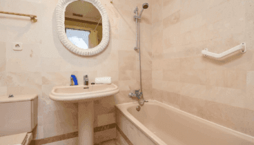 Baño bien equipado con bañera en apartamento Delfines