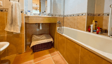 Baño con decoración clásica en el apartamento