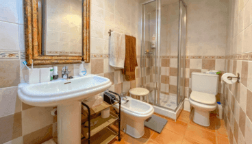 Baño totalmente equipado con ducha
