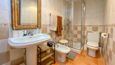 Baño totalmente equipado con ducha
