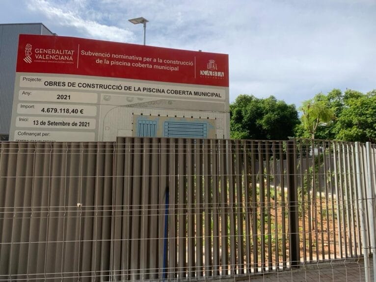 Cartel de las obras de la piscina municipal cubierta de Xàbia