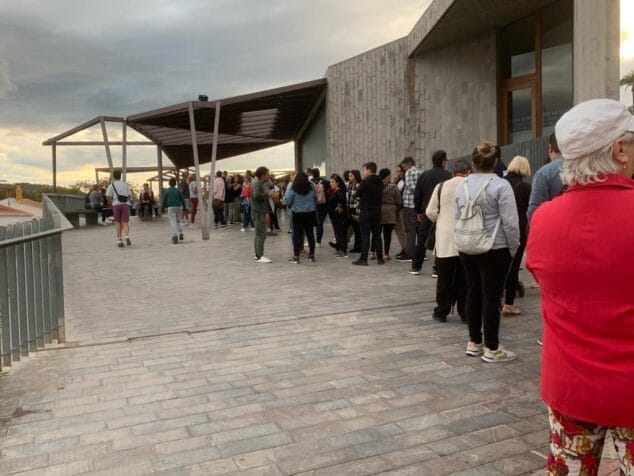 Imagen: Cientos de personas guardan cola para adquirir el bono consumo