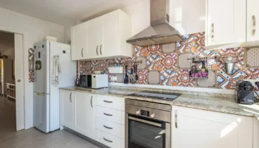 Cocina con baldosas decorativas totalmente equipada