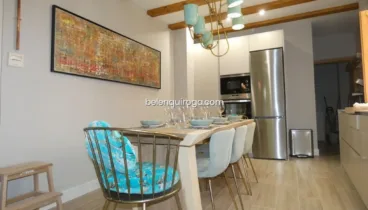 Cocina con muebles de madera