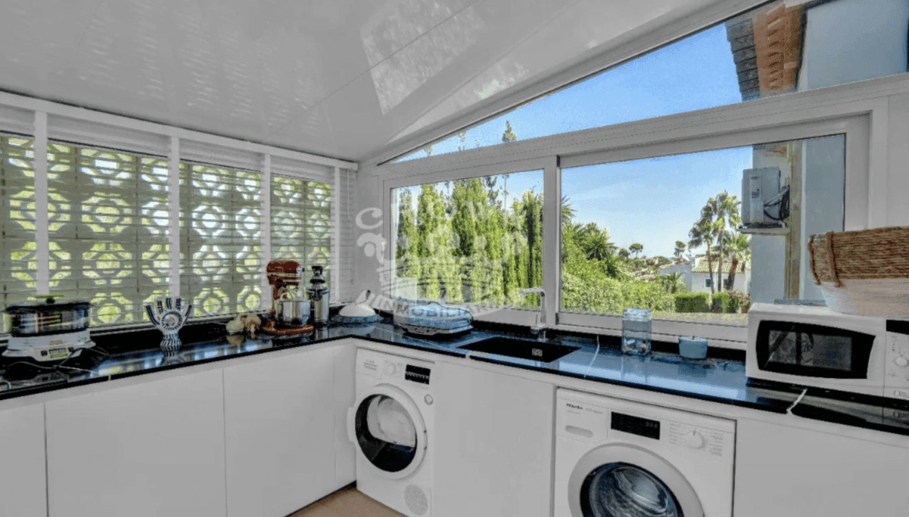 Cocina moderna con área de lavandería