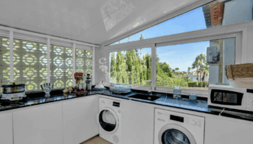 Cocina moderna con área de lavandería