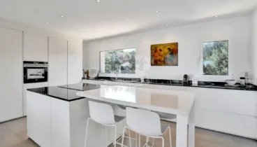 Cocina moderna y abierta con acceso al jardín