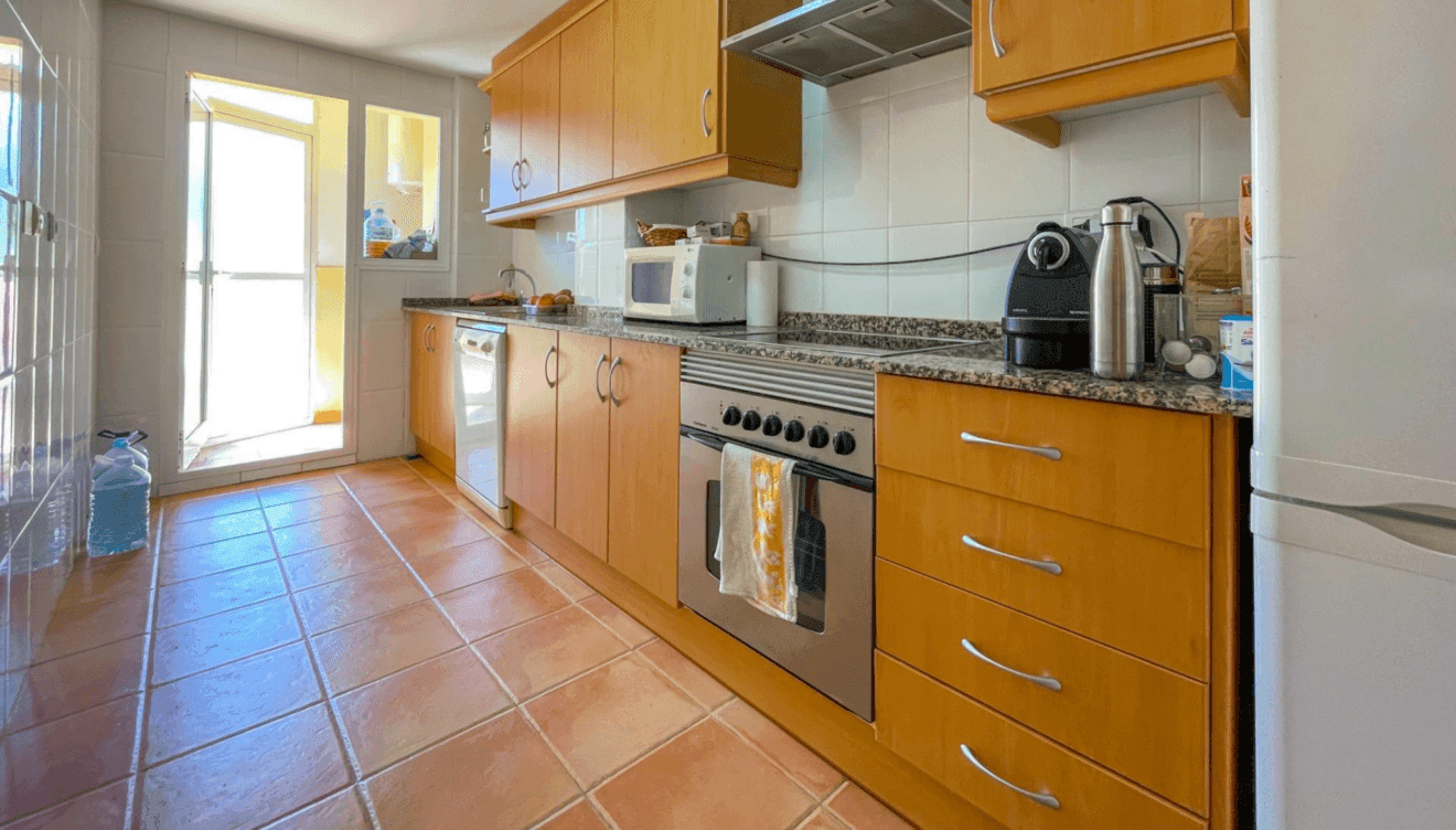 Cocina moderna y equipada en el apartamento