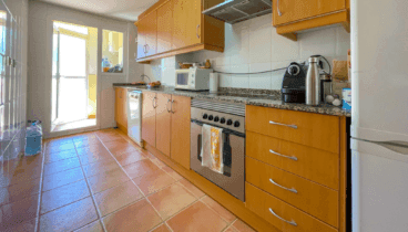 Cocina moderna y equipada en el apartamento