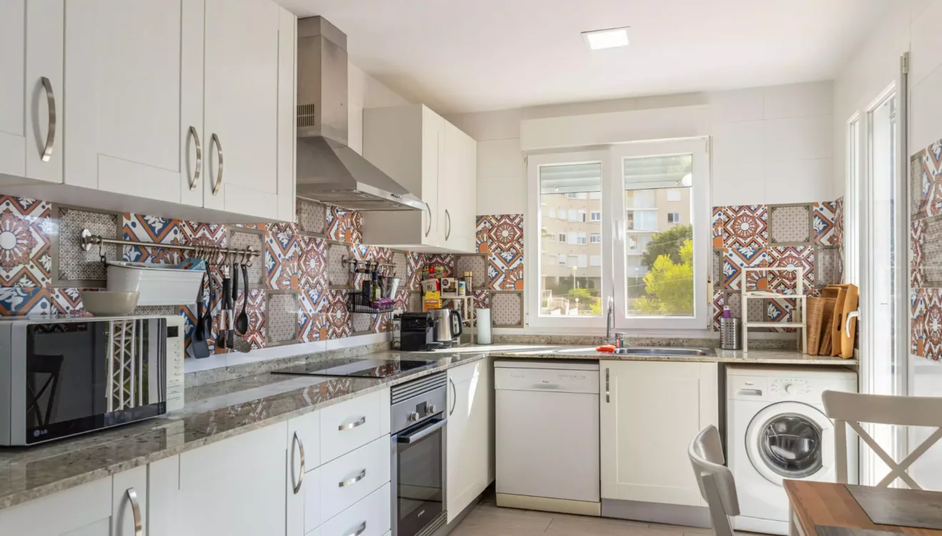 Cocina totalmente equipada con bonitas decoraciones