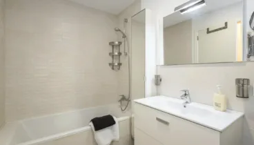 Cuarto de baño equipado con bañera