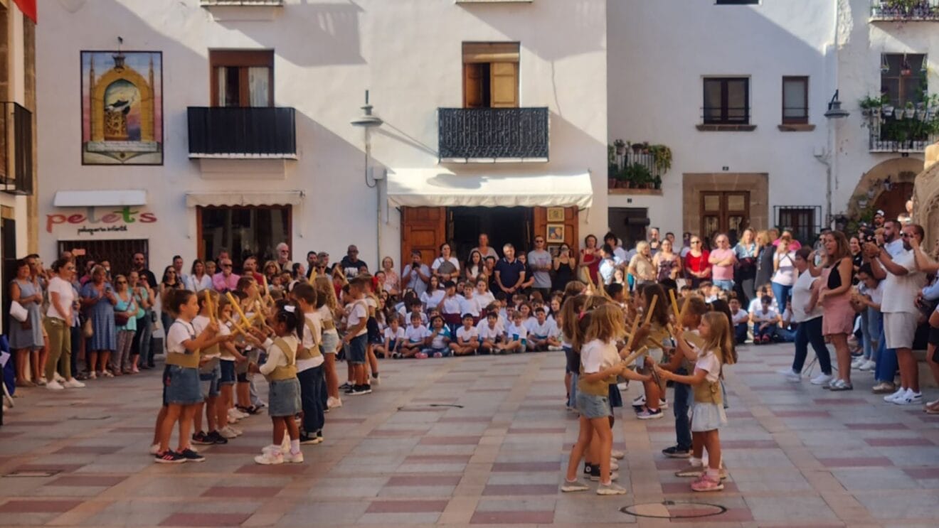 Dansà del Colegio María Inmaculada de Xàbia por el 9 d'Octubre