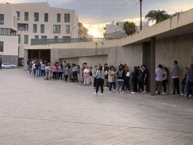 Imagen: Decenas de personas esperan para adquirir el bono consumo
