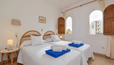 Dormitorio acogedor con dos camas individuales en el apartamento