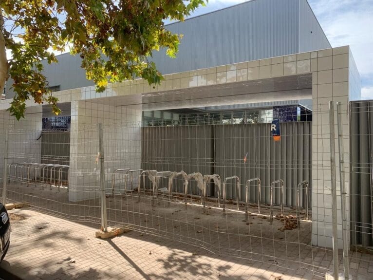 Entrada a la futura piscina municipal