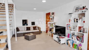 Espacio generoso en la sala de estar