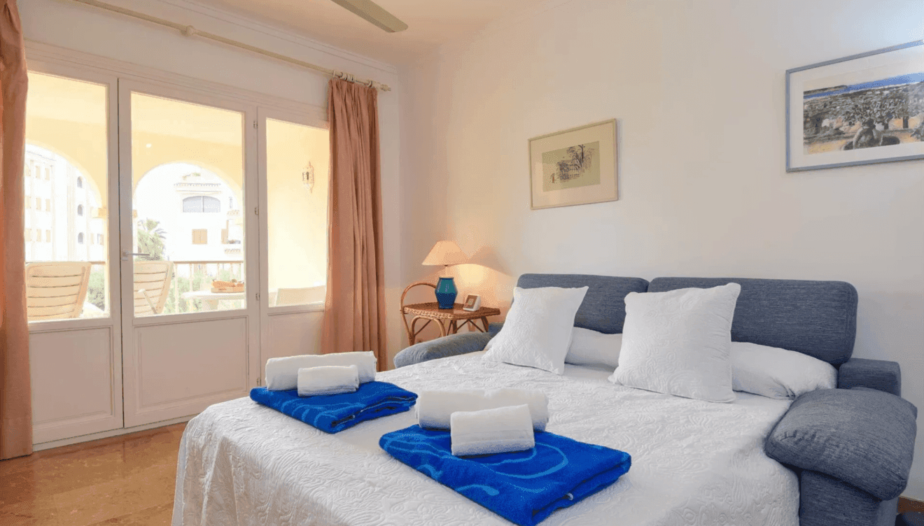 Espaciosa sala de estar con sofá cama