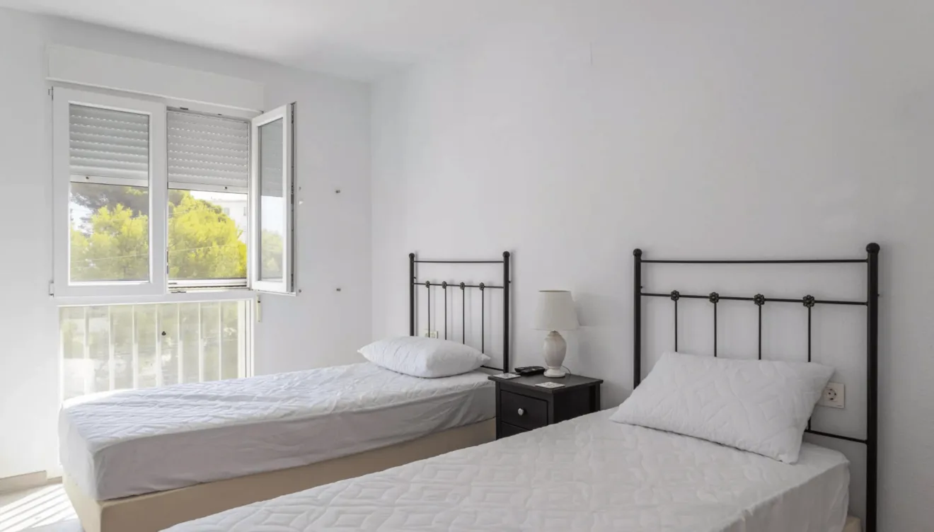 Habitación con camas individuales y decoración simple