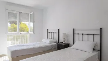 Habitación con camas individuales y decoración simple