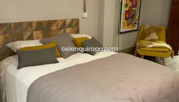Habitación doble con decoración en tonos marrones