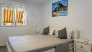 Habitación doble con decoración en tonos marrones