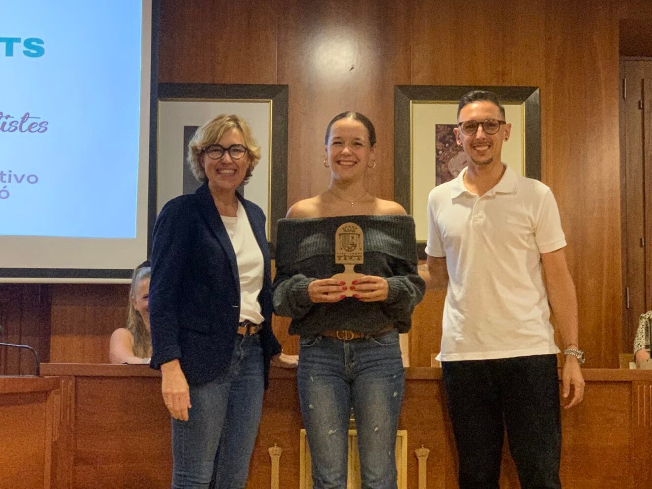 Una de las bailarinas recoge el premio en el homenaje a las bailarinas de Footworks Xàbia