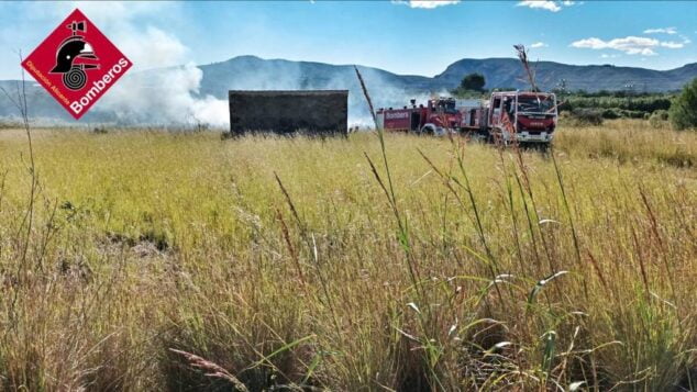 Imagen: Incendio en una parcela de cultivo de Xàbia
