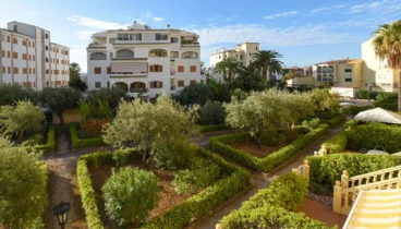 Jardín comunitario con césped y árboles en Jávea
