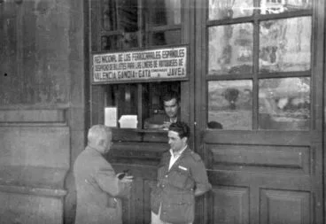 José Berenguer Sivera, Juan Berenguer Segarra y José Font Berenguer en la oficina de los Autobuses Venturos dentro de la Estación del Norte de Valencia. Archivo de Reme Berenguer Bolufer.