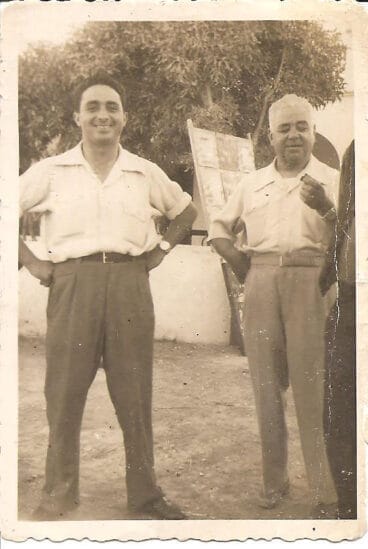 Juan Berenguer Segarra y José Berenguer Sivera delante del Cine Monterrey del Hotel Venturo. Archivo de Reme Berenguer Bolufer.