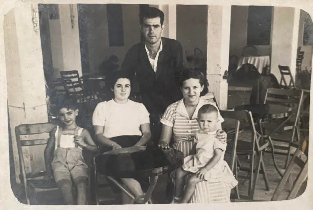 Imagen: Juan Boronat Berenguer, Remedios Berenguer Segarra, José Font Berenguer, Isabel Bolufer Bolufer y José Berenguer Bolufer en el porche interior del Hotel Venturo. Archivo de José Font Caballero.