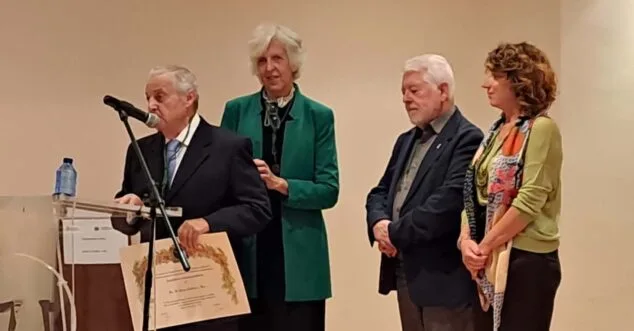 Imagen: Juan Bta. Codina en el momento del agradecimiento a la Academia
