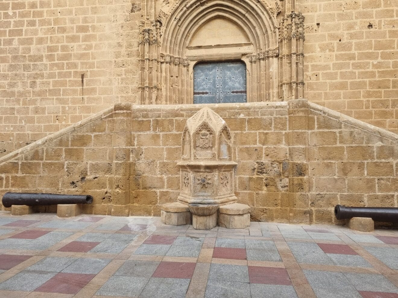 La fachada lateral de la iglesia tras retirar los grafitis