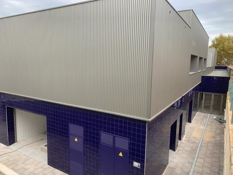 Lateral de la instalación de la piscina con el acceso directo al Palau d'Esports