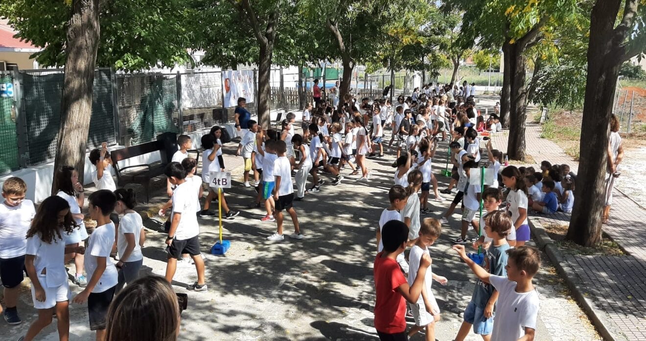 Los alumnos del Trenc d'Alba bailan la danza para celebrar el 9 octubre