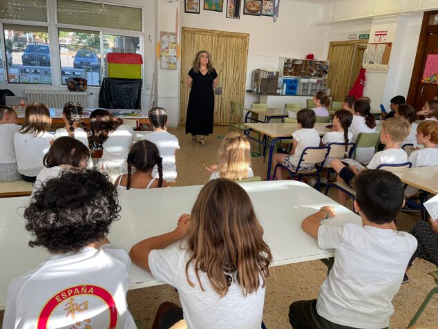 Imagen: Merche Femenía charla con los alumnos sobre música