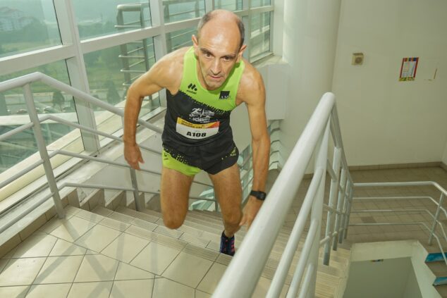 Imagen: Nasio Cardona durante la carrera vertical de Malasia