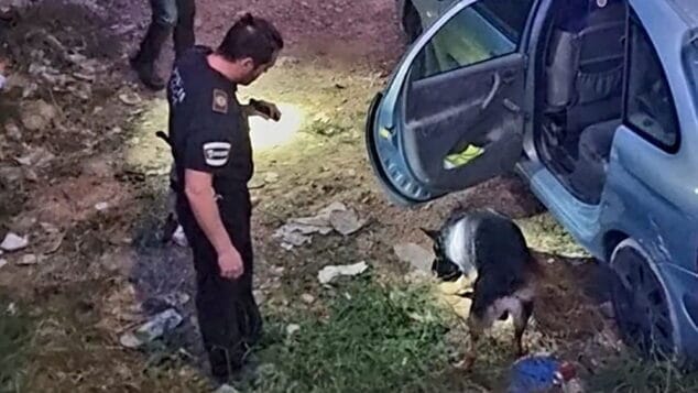 Imagen: Operación policial en un aparcameinto del barrio del Freginal de Xàbia