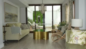 Pequeña zona de relajación con acceso al patio
