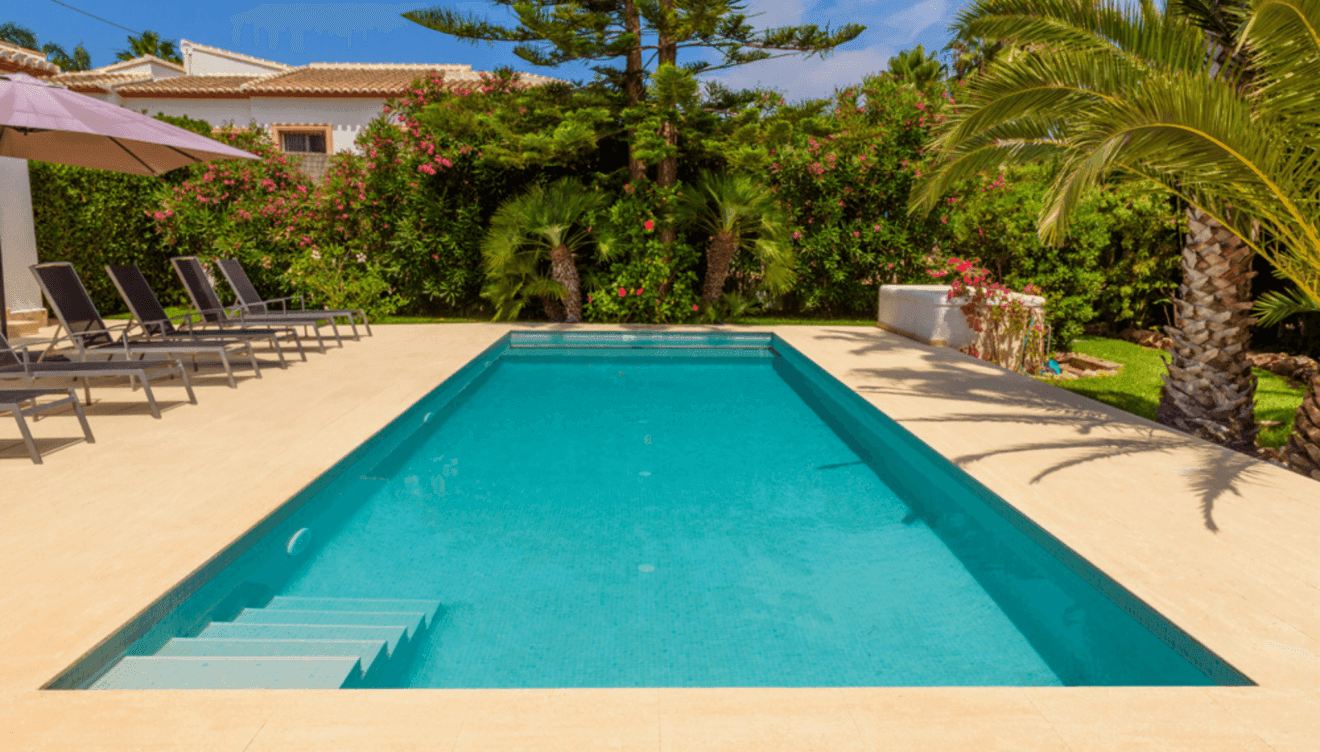 Piscina renovada mediante baldosas turquesas