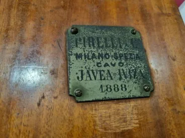 Placa del cableado de Pirelli entre Xàbia e Ibiza