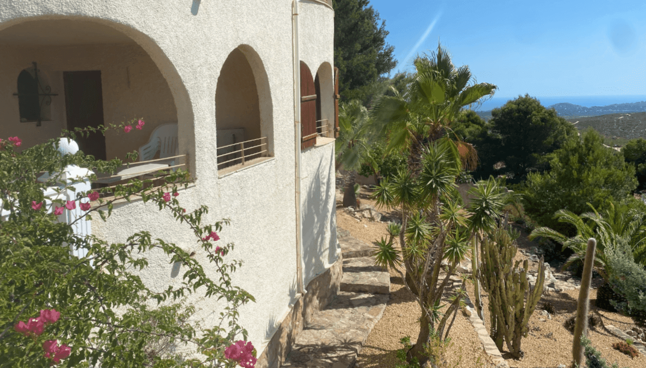 Preciosos exteriores rodeados de jardín