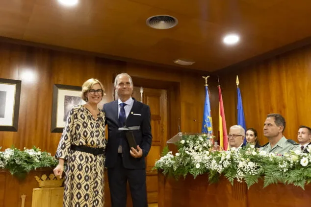 Imagen: Toni Marí recoge el Premi 9 d'octubre -Vila de Xàbia 2023